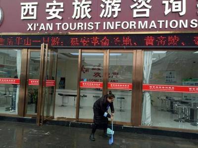 雪中堅(jiān)守 西安市旅游信息咨詢中心為游客做好服務(wù)